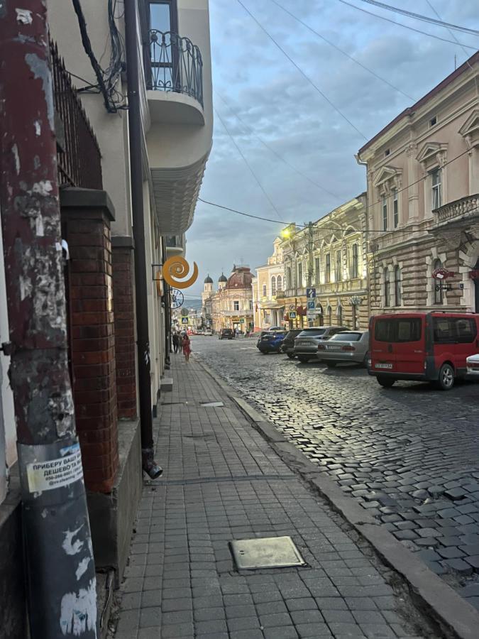 Апартаменти Біля Філармонії Chernivtsi Luaran gambar